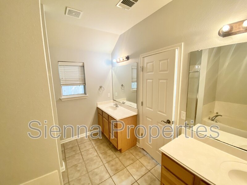 Pflugerville: 4BD 2BA Home for Rent: Giant Yard! property image